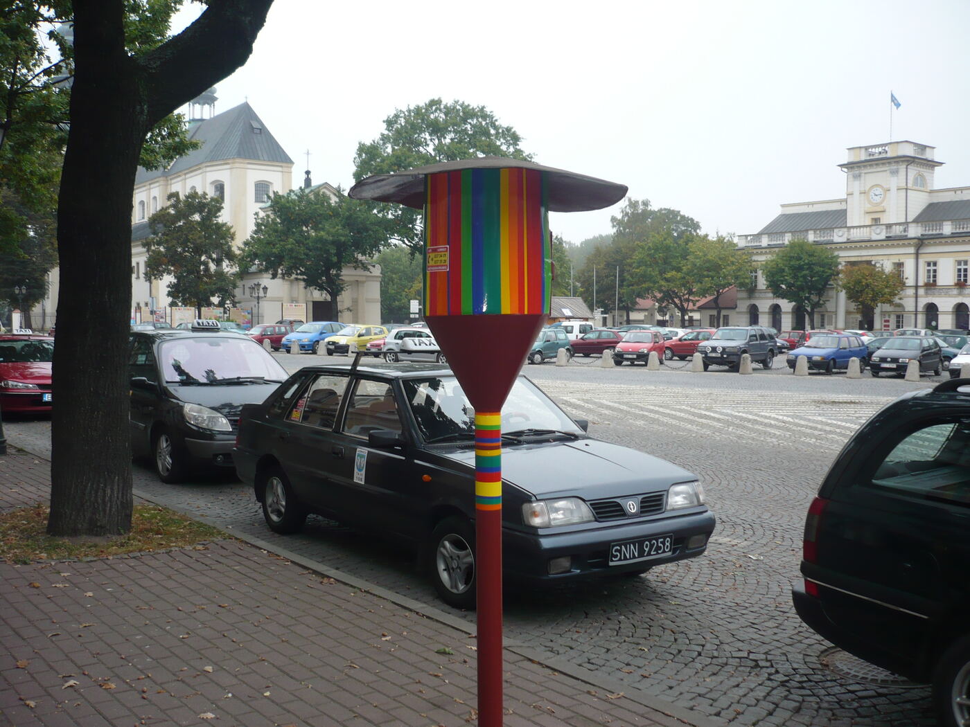 Postój taksówek na Starym Rynku w Łowiczu z pasiastym słupkiem
