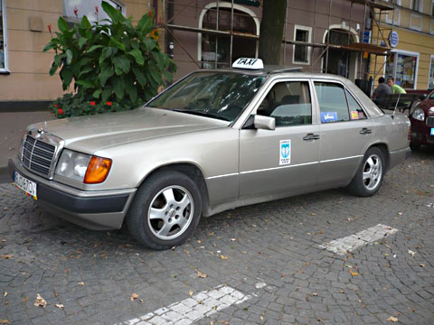 Srebrny Mercedes W124 - taksówka ŁST