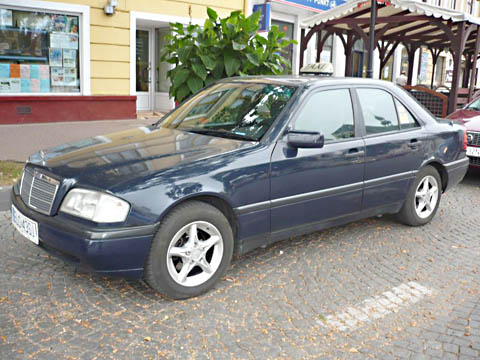 Granatowy Mercedes - taksówka ŁST